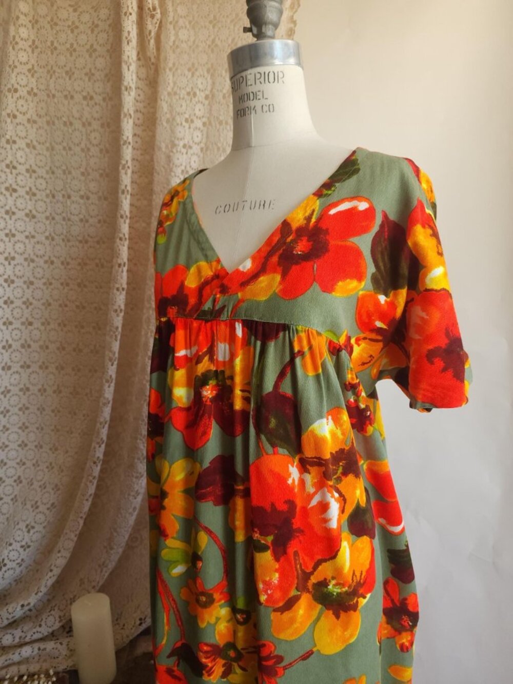 Vintage 1960s Dress with Pockets, Volup Tiki Style Hawaiian Floral Print Mumu in - Picture 8 of 13